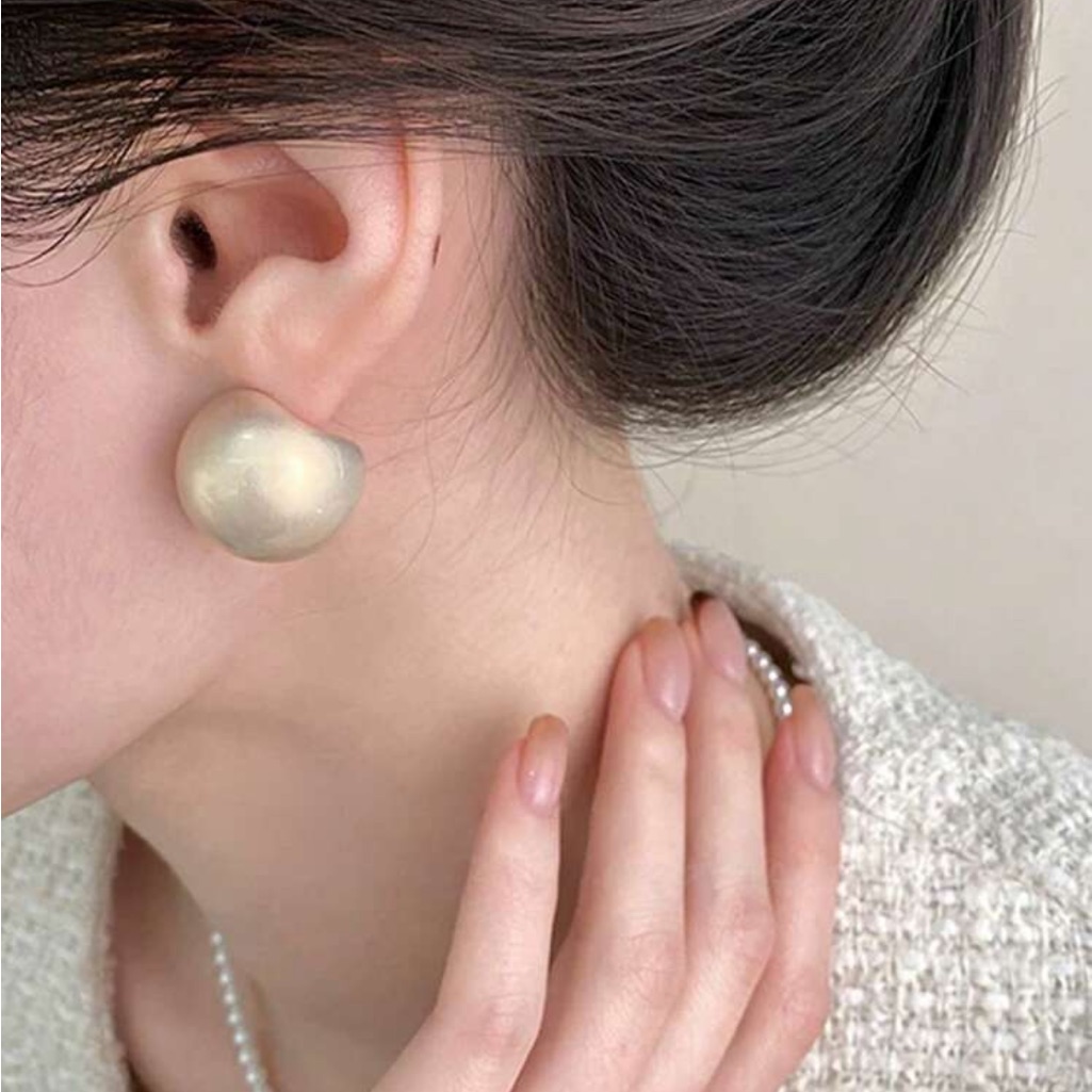 Elegant Cream Pearl Stud Earrings R304